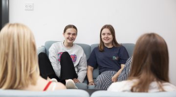 Piger i fællesrum på efterskole i jylland