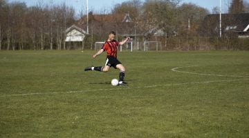 Elev spiller fodbold på efterskole