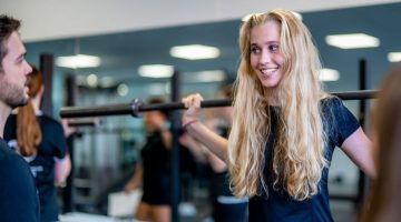Elev og lærer på fitnesslinjen på Design- & Idrætslinjen Skamling
