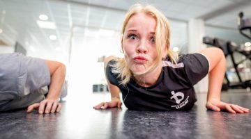 Efterskoleelev laver trutmund på fitnesslinjen