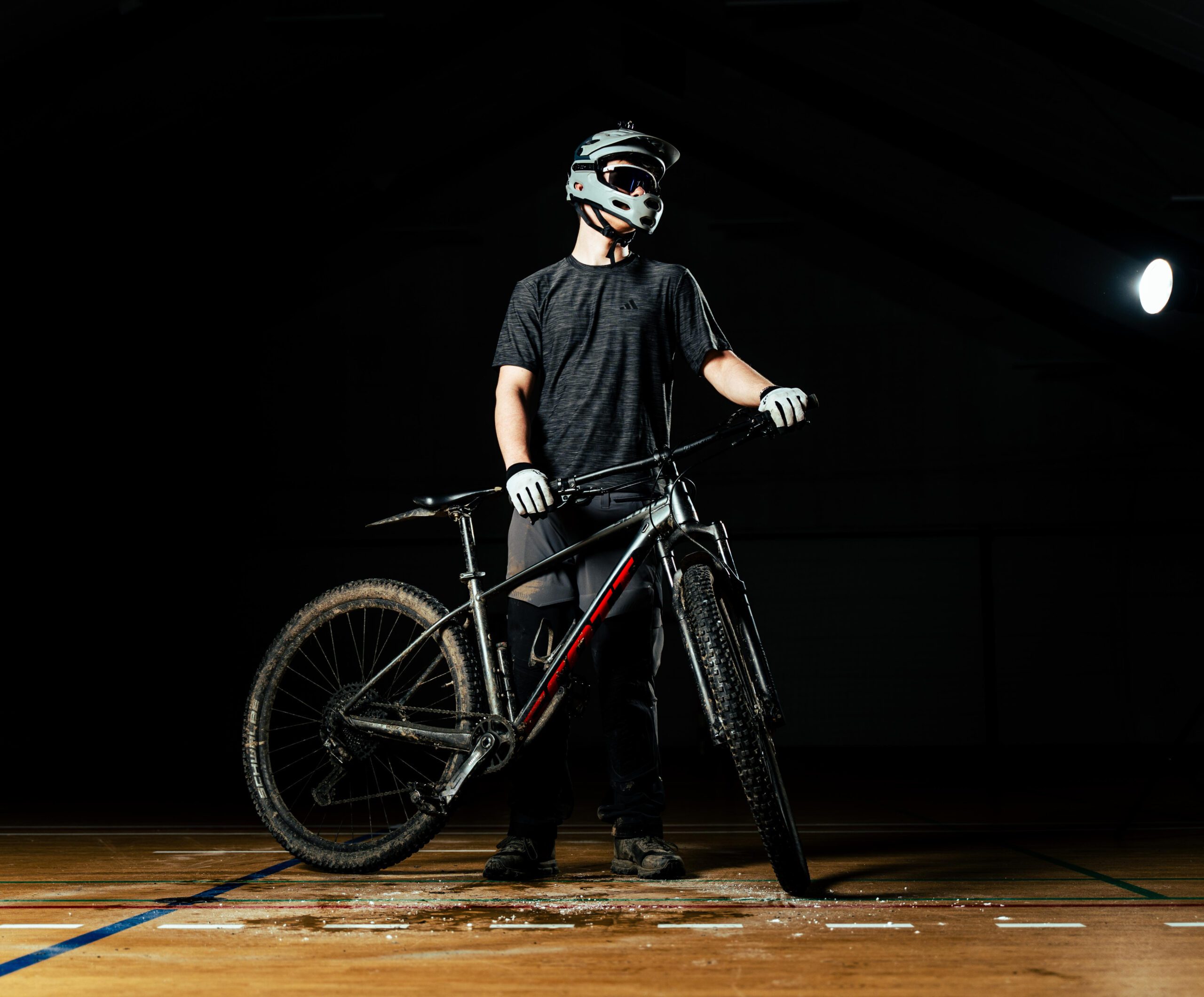 Elev cykler mountainbike på efterskole