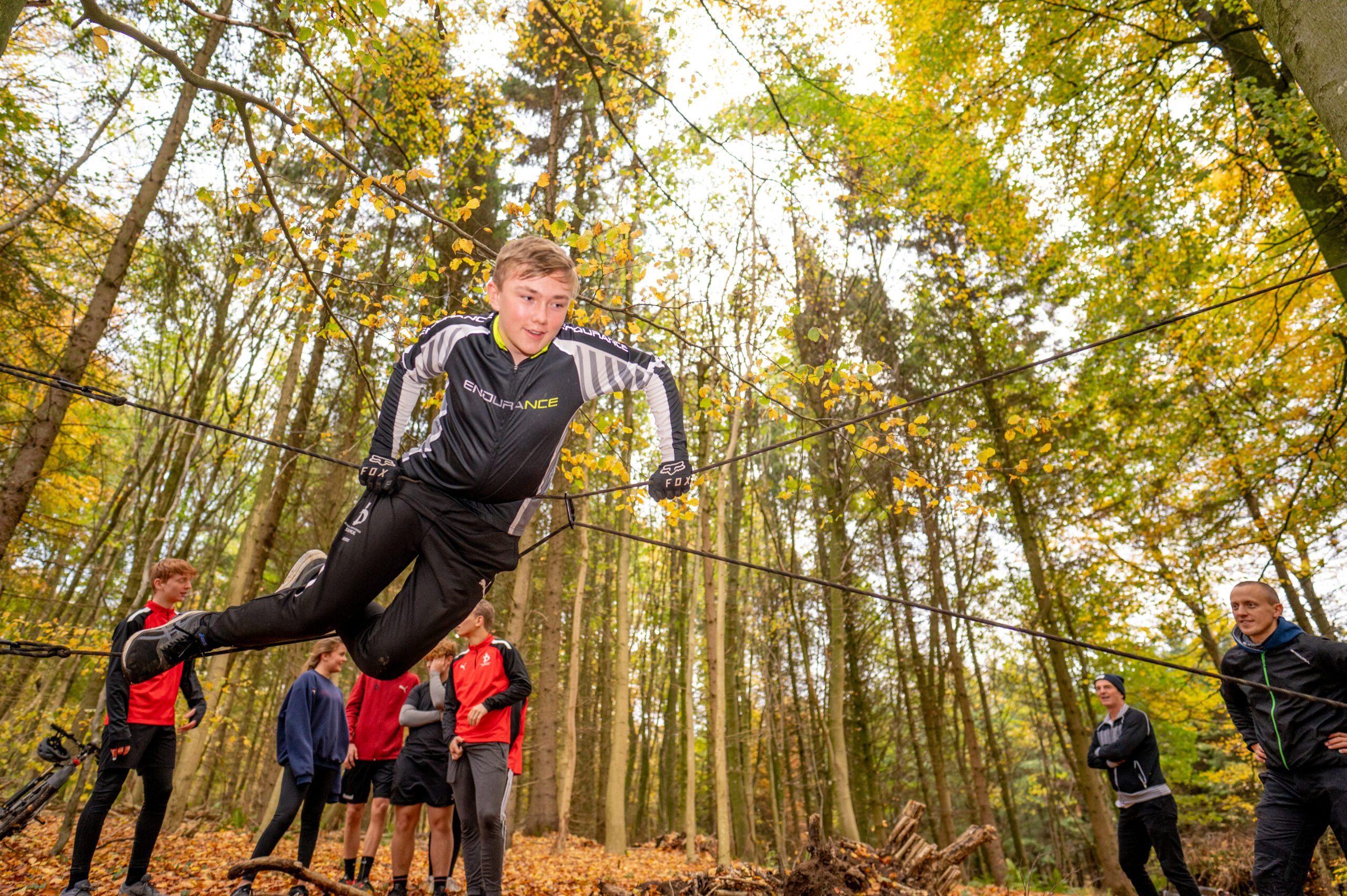 Elev kaster sig ud i klatring som en del af udfordringerne på adventure linjen