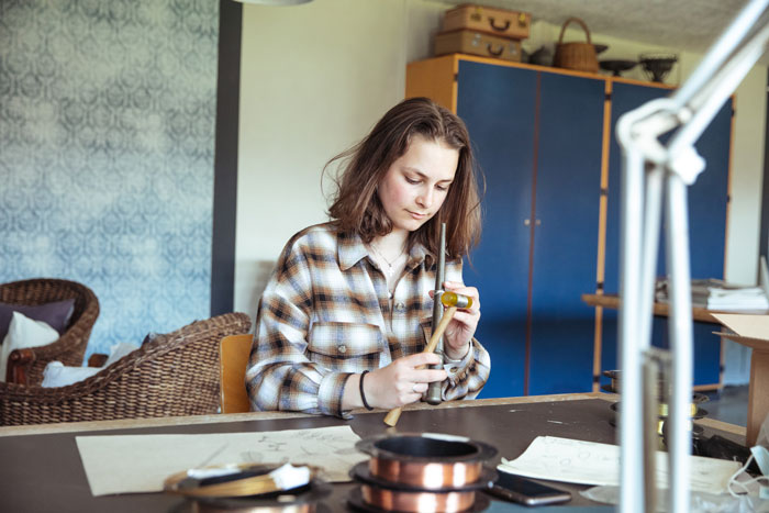 Elev på designlinjen laver sin egen ring