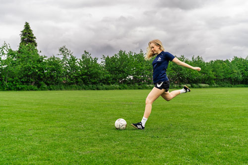 Pige spiller fodbold på efterskolen Skamling der ligger nær Kolding i Jylland