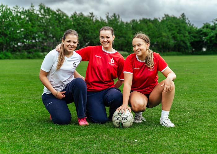 Glade, seje piger der er tilmeldt fodboldlinjen på Skamling efterskole gør sig klar til træning