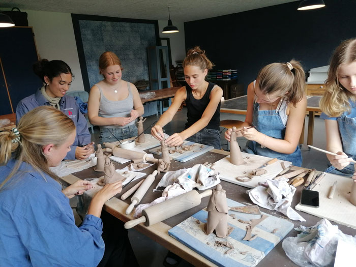 Piger der brænder for design laver skulpturer i ler på efterskolen