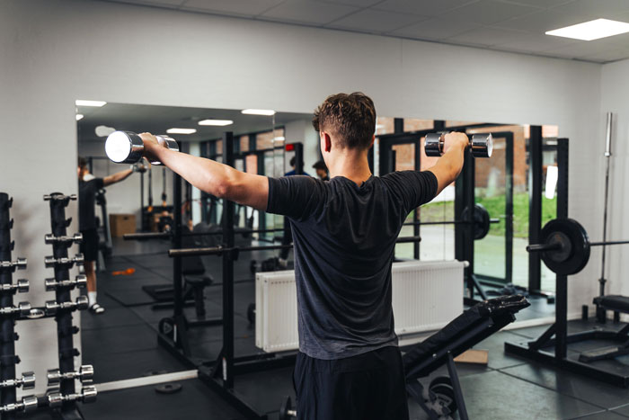 Elev dyrker fitness på esportslinjen da det er en del af linjefaet også at få dyrket motion