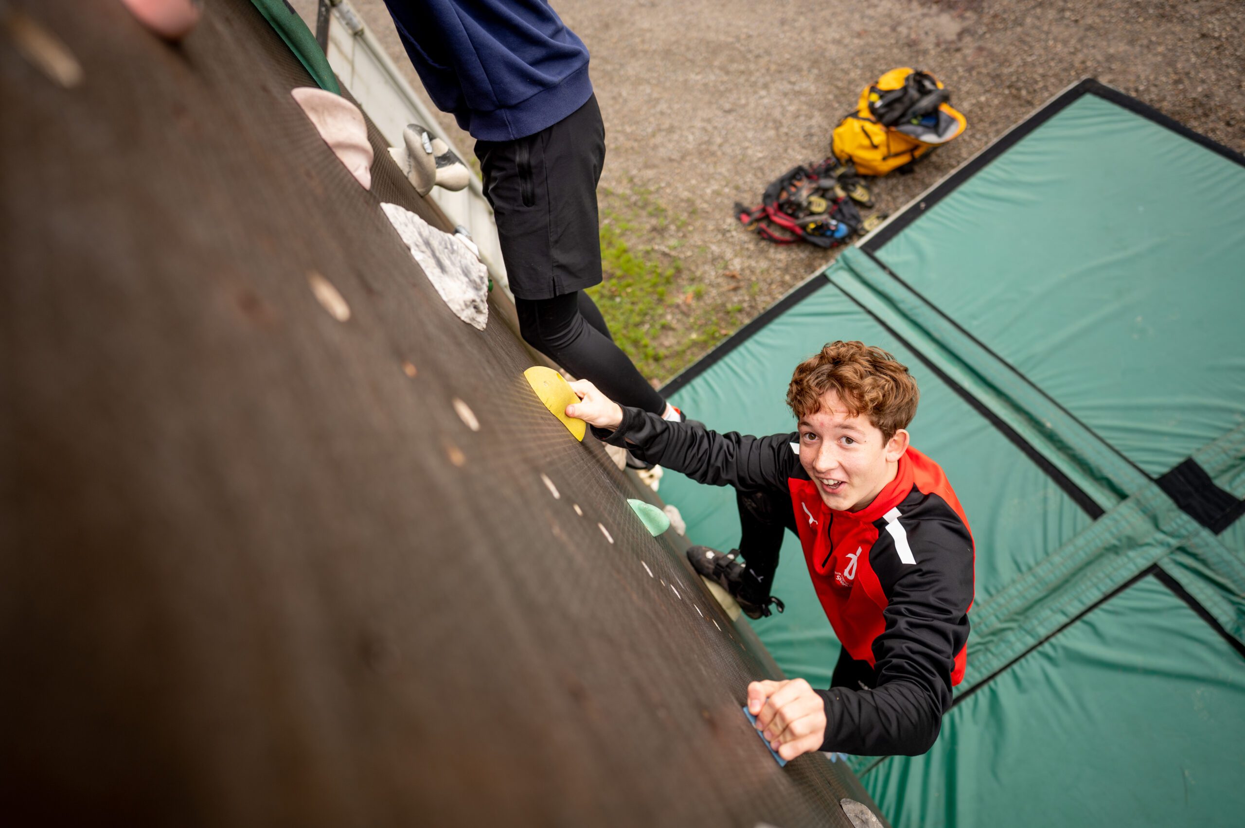 Elev bestiger klatrevæggen på Skamling Adventure Efterskole