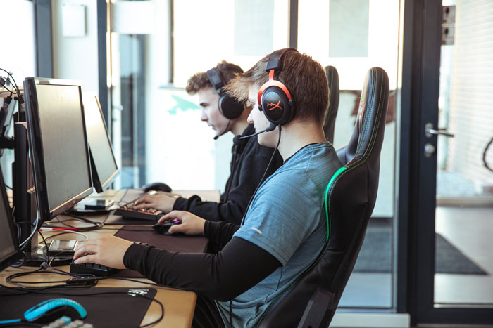 Elever spiller cs2 på deres esport linjefag på Skamling efterskole