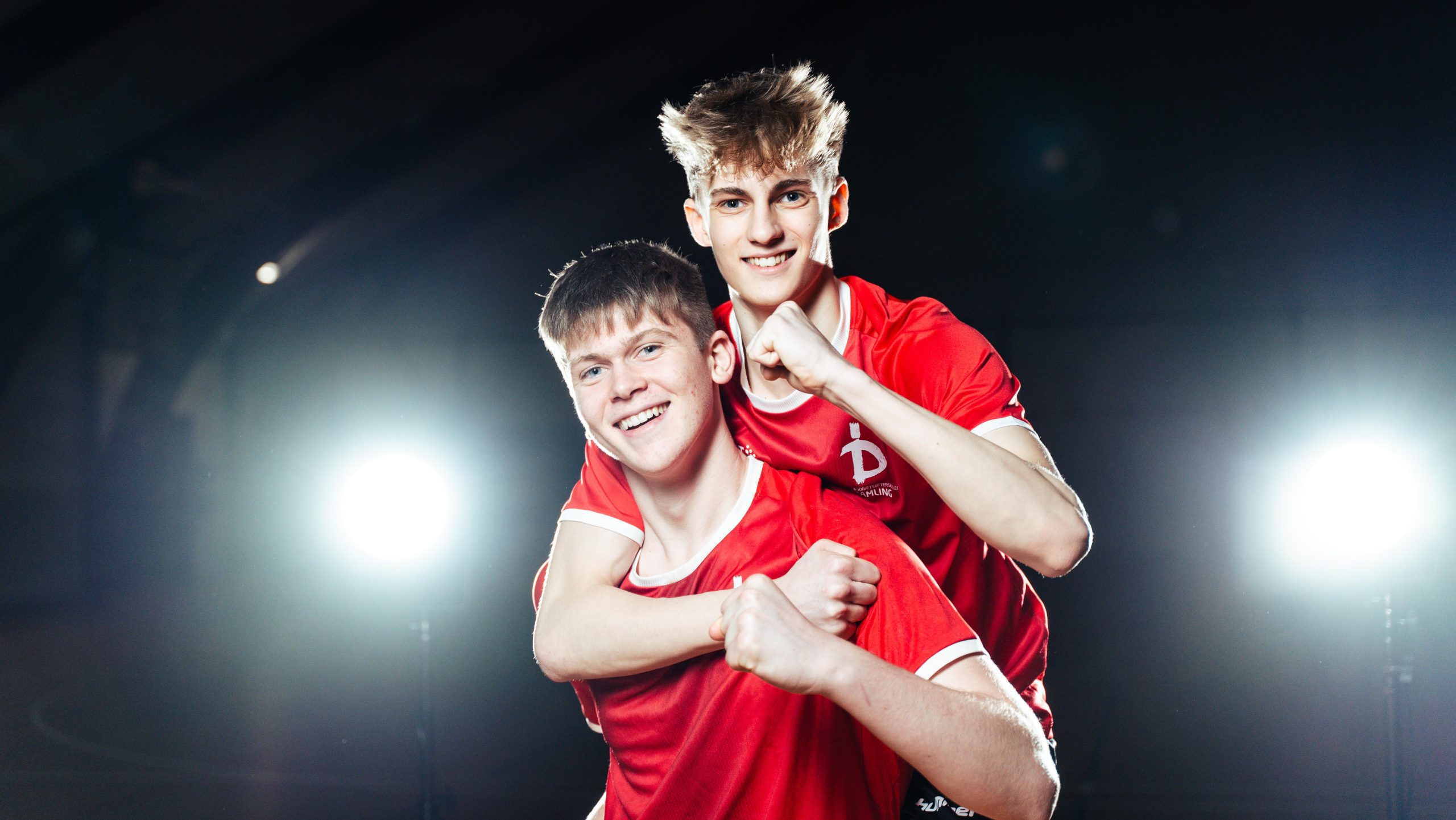 Ung 10. klasses dreng står med en grøn håndbold og er klar til at lave en aflevering