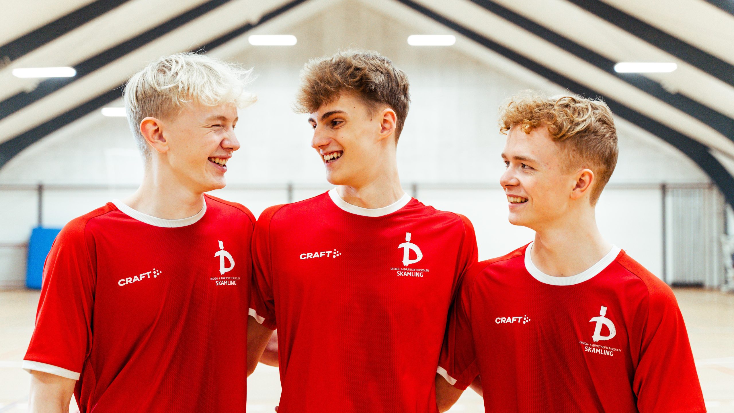 Pige laver hopskud til håndboldtræning på efterskolens håndboldhold