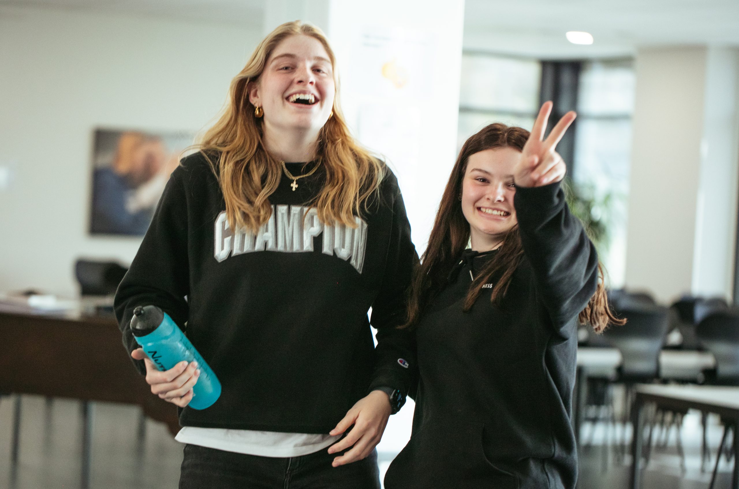 Piger i 9. klasse på efterskole hygger sig