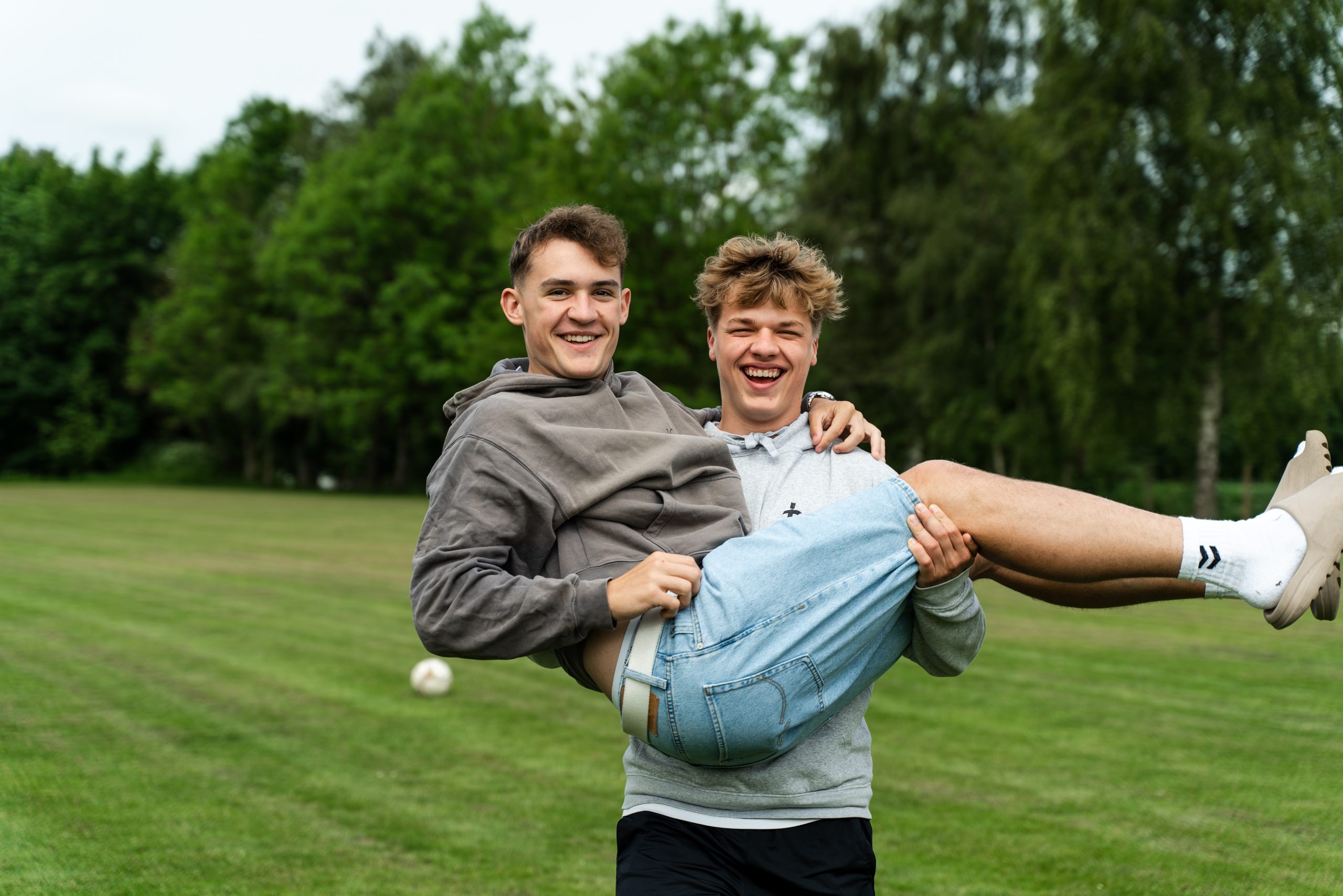 Drenge i 9. klasse på efterskole løfter hinanden